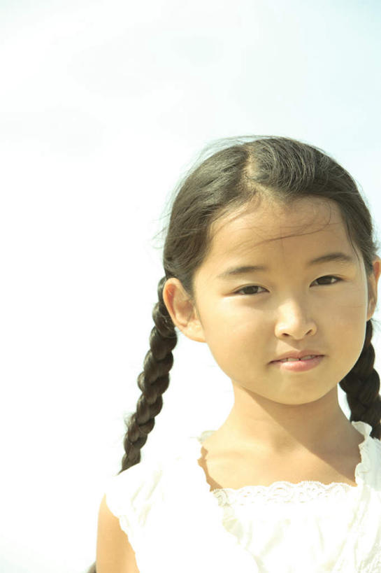 东方人,儿童,脸,头,脸颊,一个人,站,笑,微笑,竖图,室外,特写,白天,正面,纯洁,亚洲,仅一个女性,仅一个人,两根,阴影,服装,光线,影子,云,云朵,云彩,注视,休闲装,黄种人,肩膀,小孩,衣服,蓝色,黑色,白云,蓝天,天空,阳光,天,观察,看,站着,仅一个小孩,休闲,休闲服,可爱,童年,童趣,服饰,晴朗,观看,麻花辫,察看,关注,童真,烂漫,无邪,天真,女孩,女人,女性,亚洲人,孩子,头部,长发,脸部,脸蛋,面部,晴空,站立,半身,彩图,女生