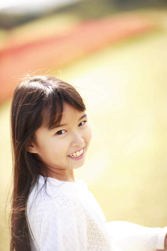 东方人,儿童,一个人,站,笑,微笑,露齿笑,竖图,室外,白天,侧面,纯洁,亚洲,仅一个女性,仅一个人,服装,朦胧,模糊,注视,休闲装,黄种人,小孩,衣服,白色,黑色,观察,看,站着,仅一个小孩,休闲,休闲服,可爱,童年,童趣,服饰,观看,察看,关注,童真,烂漫,无邪,天真,女孩,女人,女性,亚洲人,孩子,长发,站立,半身,彩图,女生