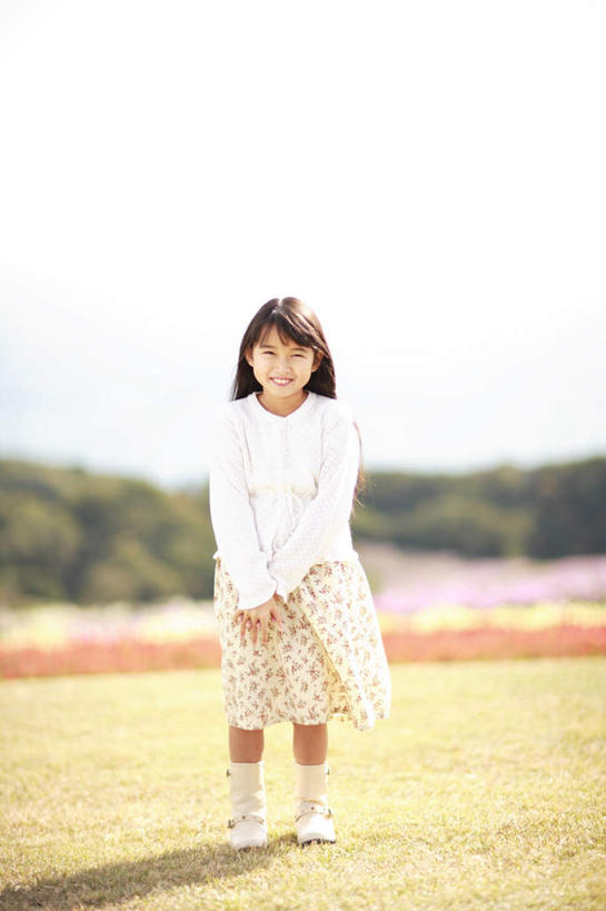 东方人,儿童,一个人,站,笑,微笑,露齿笑,竖图,室外,白天,正面,纯洁,草地,草坪,植物,亚洲,仅一个女性,仅一个人,阴影,服装,朦胧,模糊,光线,影子,注视,休闲装,黄种人,草,树,树木,小孩,衣服,绿色,白色,黑色,阳光,自然,观察,看,站着,仅一个小孩,休闲,休闲服,可爱,童年,童趣,服饰,生长,成长,观看,察看,关注,童真,烂漫,无邪,天真,女孩,女人,女性,亚洲人,孩子,长发,站立,彩图,全身,女生