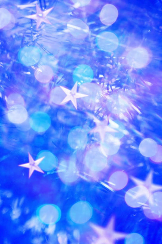 无人,竖图,室内,特写,白天,正面,照明,圣诞节,蓝色背景,节日,朦胧,模糊,庆祝,装饰,彩灯,星星,灯光,文化,灯,红色,蓝色,灯具,庆典,星形,花灯,纪念,华丽,修饰,照亮,点缀,照明设备,五角形,衬托,美观,雅致,雅观,五角星,彩图