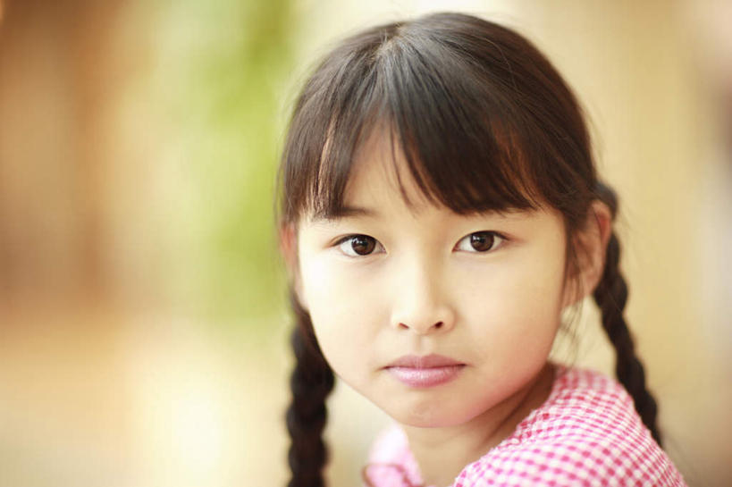 东方人,儿童,脸,头,脸颊,一个人,站,笑,微笑,横图,室外,特写,白天,正面,衬衫,纯洁,亚洲,仅一个女性,仅一个人,两根,朦胧,模糊,方格,格子,注视,黄种人,小孩,红色,黑色,观察,看,站着,仅一个小孩,可爱,童年,童趣,观看,麻花辫,察看,关注,童真,烂漫,无邪,天真,女孩,女人,女性,亚洲人,孩子,头部,长发,脸部,脸蛋,面部,站立,半身,彩图,衬衣,女生