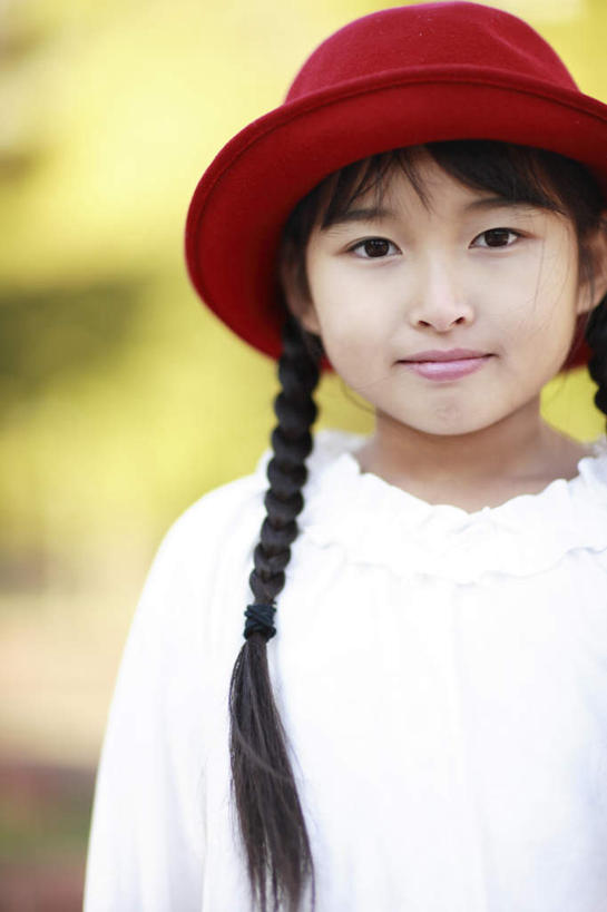 东方人,儿童,脸,头,脸颊,一个人,站,笑,微笑,竖图,室外,白天,正面,衬衫,纯洁,帽子,亚洲,仅一个女性,仅一个人,服装,朦胧,模糊,注视,休闲装,礼帽,黄种人,小孩,衣服,红色,白色,观察,看,站着,仅一个小孩,休闲,休闲服,可爱,童年,童趣,服饰,观看,麻花辫,察看,关注,童真,烂漫,无邪,一顶,天真,女孩,女人,女性,亚洲人,孩子,头部,脸部,脸蛋,面部,站立,半身,彩图,衬衣,女生