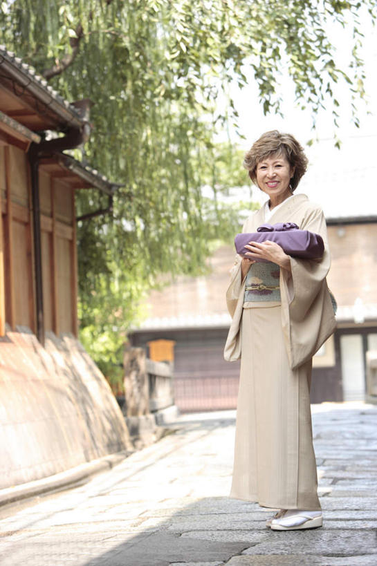 盒饭,东方人,一个人,家,站,竖图,室外,白天,正面,民族服装,植物,道路,街道,路,亚洲,仅一个女性,仅一个人,和服,木制,便当,木盒,房屋,屋子,小路,交通,拿,拿着,注视,黄种人,楼房,住宅,树,树木,绿色,自然,木制品,容器,观察,看,站着,仅一个中年女性,便捷,服饰,生长,成长,观看,储藏,察看,便利,储存,关注,吴服,唐草,唐花,唐锦,快捷,弁当,女人,女性,中年女性,亚洲人,站立,彩图,全身,传统服装,民俗服,房子,贮存