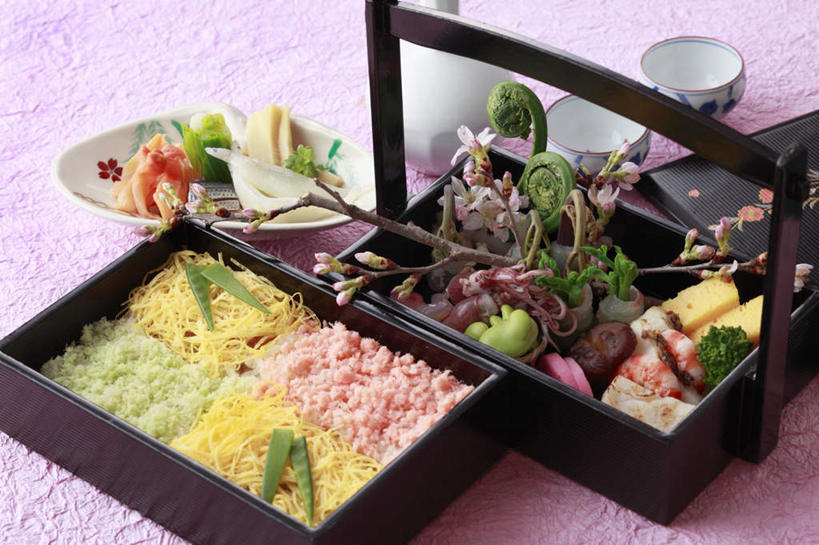 面食,面条,盒饭,无人,横图,俯视,室内,特写,白天,烹饪,植物,桌面,桌子,蔬菜,新鲜,木制,便当,木盒,陶瓷,面,肉,日本料理,料理,食品,枝条,食盒,陶瓷制品,蕨菜,猪肉,菜肴,美食,肉类,酒瓶,树,树木,树枝,食物,木制品,瓶子,容器,日式料理,日式,便捷,摄影,佳肴,有机食品,绿色食品,影棚,储藏,蕨类,便利,储存,肉食,豚肉,快捷,弁当,虬枝,枝杈,彩图,高角度拍摄,影棚拍摄,拍摄,贮存,清酒瓶