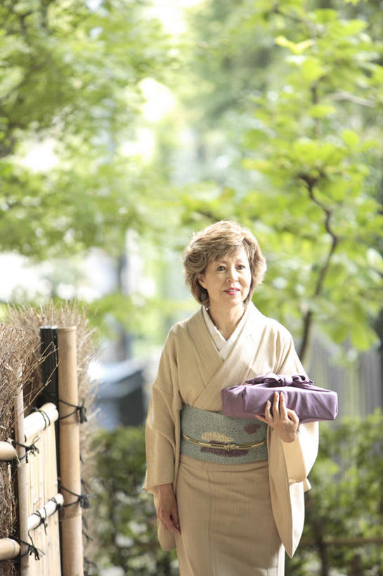 盒饭,东方人,一个人,站,捧,笑,微笑,露齿笑,竖图,室外,白天,正面,民族服装,植物,亚洲,仅一个女性,仅一个人,阴影,和服,光线,木制,便当,木盒,影子,棕色,黄种人,树,树木,绿色,阳光,自然,木制品,容器,站着,仅一个中年女性,便捷,服饰,生长,成长,储藏,便利,储存,吴服,唐草,唐花,唐锦,快捷,弁当,女人,女性,中年女性,亚洲人,端,端着,捧着,手捧,站立,半身,彩图,传统服装,民俗服,贮存,短发