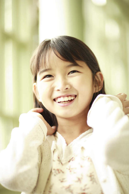 东方人,儿童,一个人,站,笑,微笑,露齿笑,竖图,室内,白天,正面,纯洁,亚洲,仅一个女性,仅一个人,朦胧,模糊,注视,黄种人,小孩,黑色,观察,看,站着,仅一个小孩,可爱,童年,童趣,观看,察看,关注,童真,烂漫,无邪,天真,女孩,女人,女性,亚洲人,孩子,长发,站立,半身,彩图,女生