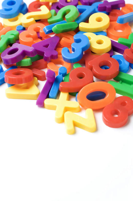 无人,竖图,俯视,彩色,室内,特写,白天,白色背景,游戏,静物,玩具,一堆,许多,堆叠,堆积,散落,英文,标志,数字,文字,字符,字母,玩,娱乐,标识,黄色,蓝色,绿色,紫色,模型,休闲,益智,摄影,阿拉伯数字,影棚,活动,堆,英文字母,发泄,消遣,智力,宣泄,玩耍,嬉戏,彩图,高角度拍摄,影棚拍摄,拍摄