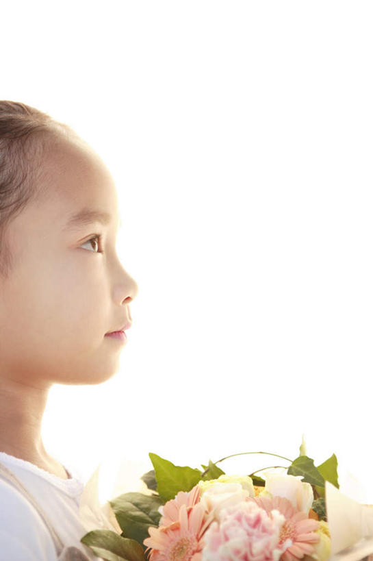 东方人,儿童,脸,头,脸颊,一个人,站,捧,竖图,室内,特写,白天,白色背景,侧面,快乐,幸福,纯洁,亚洲,仅一个女性,仅一个人,盛开,玛格丽特,花蕾,注视,黄种人,肩膀,雏菊,花,花瓣,花朵,鲜花,小孩,粉色,花苞,花蕊,观察,看,站着,仅一个小孩,一束,菊花,活力,可爱,童年,童趣,摄影,影棚,观看,希望,察看,坚强,关注,和平,童真,烂漫,无邪,离别,延命菊,幸福花,春菊,马兰头花,暗恋,纯情,单恋,天真,女孩,女人,女性,亚洲人,孩子,头部,脸部,脸蛋,面部,端,端着,捧着,手捧,站立,半身,彩图,影棚拍摄,愉快,拍摄,女生