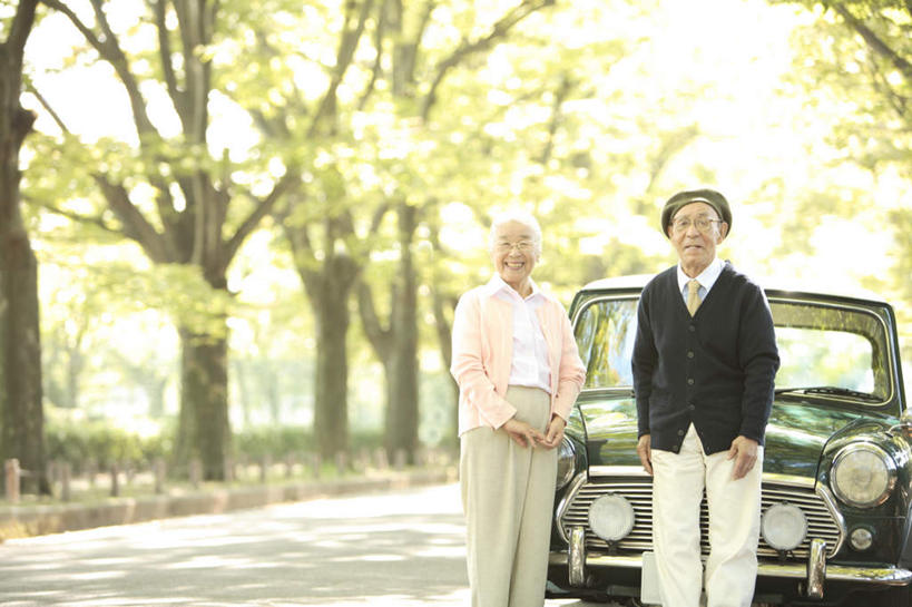 东方人,两个人,夫妻,站,笑,微笑,露齿笑,横图,室外,白天,正面,毛衣,爱情,植物,汽车,帽子,亚洲,阴影,朦胧,模糊,光线,眼镜,影子,浪漫,注视,黄种人,车,树,树木,粉色,蓝色,绿色,阳光,自然,交通工具,轿车,观察,看,站着,恩爱,恋人,生长,成长,观看,察看,关注,载具,贝雷帽,近视眼镜,老年男性,老年女性,男人,男性,女人,女性,亚洲人,夫妇,情侣,站立,半身,彩图,绒衣,套衫,套头毛衣,线衣,伴侣