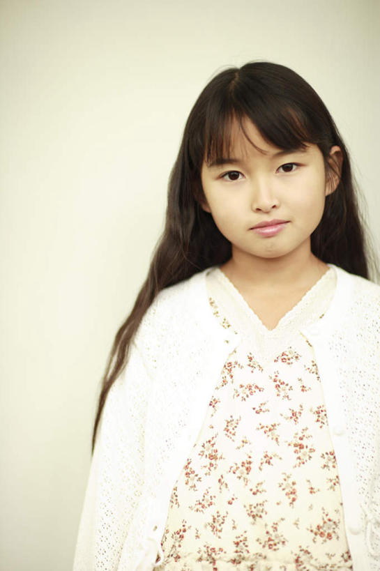 东方人,儿童,一个人,站,笑,微笑,竖图,室内,白天,白色背景,正面,纯洁,亚洲,仅一个女性,仅一个人,服装,休闲装,黄种人,小孩,衣服,黑色,站着,仅一个小孩,休闲,休闲服,可爱,童年,童趣,摄影,服饰,影棚,童真,烂漫,无邪,天真,女孩,女人,女性,亚洲人,孩子,长发,站立,半身,彩图,影棚拍摄,拍摄,女生