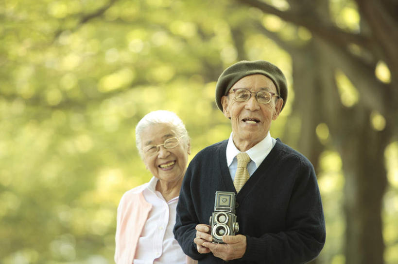 东方人,两个人,夫妻,站,笑,微笑,露齿笑,横图,室外,白天,正面,爱情,植物,帽子,相机,亚洲,阴影,朦胧,模糊,光线,眼镜,影子,浪漫,拿,拿着,黄种人,树,树木,拍照,绿色,阳光,自然,站着,恩爱,恋人,摄影,生长,成长,贝雷帽,近视眼镜,老年男性,老年女性,男人,男性,女人,女性,亚洲人,夫妇,情侣,照相机,站立,半身,彩图,照相,伴侣