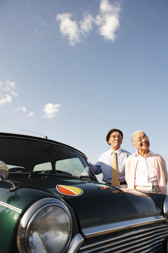 东方人,两个人,夫妻,站,笑,微笑,露齿笑,竖图,室外,白天,仰视,毛衣,爱情,植物,汽车,帽子,亚洲,阴影,朦胧,模糊,光线,眼镜,影子,云,云朵,浪漫,云彩,注视,黄种人,车,树,树木,粉色,蓝色,绿色,白云,蓝天,天空,阳光,自然,交通工具,轿车,天,观察,看,站着,恩爱,恋人,生长,晴朗,成长,观看,察看,关注,载具,贝雷帽,近视眼镜,老年男性,老年女性,男人,男性,女人,女性,亚洲人,夫妇,情侣,晴空,站立,半身,彩图,低角度拍摄,绒衣,套衫,套头毛衣,线衣,伴侣