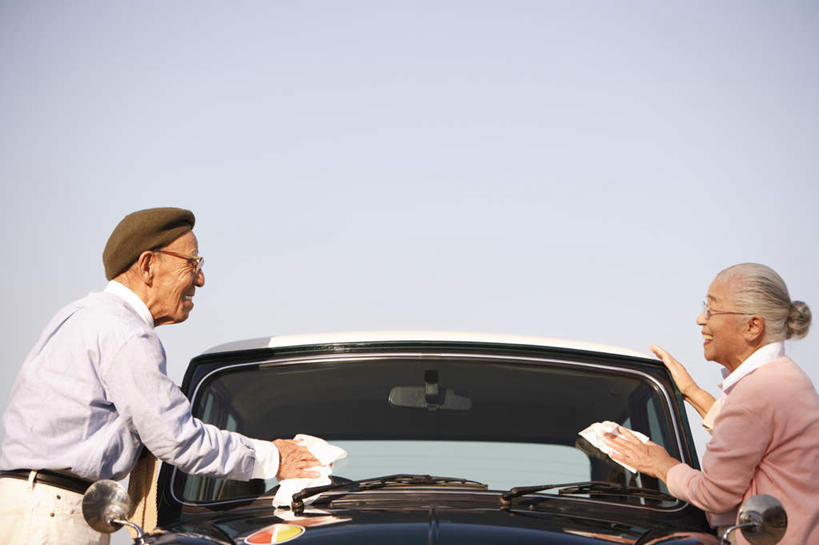 东方人,两个人,夫妻,站,笑,微笑,露齿笑,横图,室外,白天,侧面,毛衣,爱情,植物,汽车,帽子,亚洲,擦,抚摸,阴影,光线,眼镜,影子,浪漫,拿,拿着,黄种人,干净,抹布,相视,车,树,树木,粉色,蓝色,绿色,阳光,自然,交通工具,轿车,清洁,站着,面对面,恩爱,擦拭,恋人,生长,成长,对视,载具,贝雷帽,相对,近视眼镜,相看,洁净,揩擦,拭,老年男性,老年女性,男人,男性,女人,女性,亚洲人,夫妇,情侣,站立,半身,彩图,绒衣,套衫,套头毛衣,线衣,伴侣,轻抚