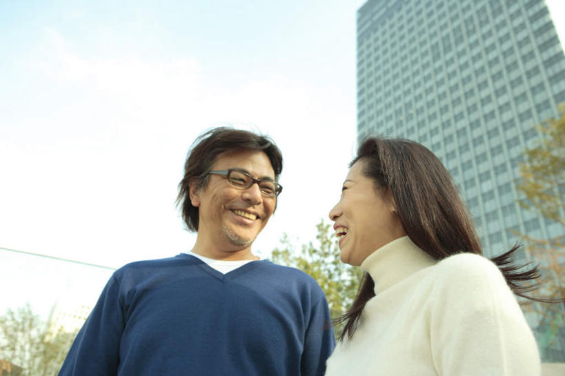 东方人,两个人,夫妻,高楼大厦,站,笑,微笑,露齿笑,横图,室外,白天,仰视,毛衣,爱情,植物,大厦,建筑,摩天大楼,亚洲,眼镜,云,云朵,浪漫,云彩,注视,黄种人,树,树木,蓝色,绿色,白色,白云,蓝天,天空,自然,天,观察,看,站着,恩爱,恋人,生长,成长,观看,察看,关注,近视眼镜,男人,男性,女人,女性,中年男性,中年女性,亚洲人,夫妇,情侣,站立,半身,彩图,低角度拍摄,绒衣,套衫,套头毛衣,线衣,大楼,高层建筑,高楼,摩天楼,伴侣