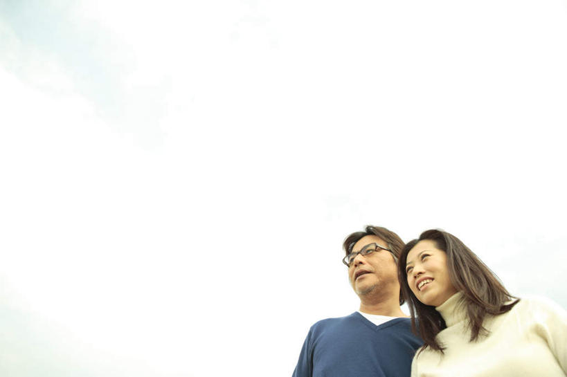 东方人,两个人,夫妻,站,笑,微笑,露齿笑,横图,室外,白天,仰视,爱情,亚洲,服装,眼镜,云,云朵,浪漫,云彩,注视,休闲装,黄种人,衣服,白云,天空,天,观察,看,站着,休闲,休闲服,恩爱,恋人,服饰,观看,察看,关注,近视眼镜,男人,男性,女人,女性,中年男性,中年女性,亚洲人,夫妇,情侣,站立,半身,彩图,低角度拍摄,伴侣