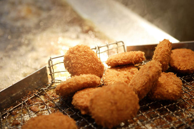 无人,横图,俯视,室内,特写,白天,烹饪,一堆,许多,阴影,堆叠,堆积,朦胧,模糊,光线,影子,肉,油炸食品,日本料理,料理,食品,猪肉,菜肴,美食,肉类,肉丸,食物,阳光,日式料理,日式,佳肴,堆,肉食,豚肉,彩图,高角度拍摄