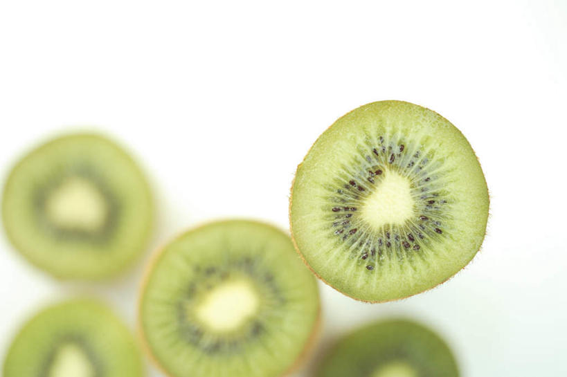 无人,横图,俯视,室内,特写,白天,白色背景,猕猴桃,水果,五个,许多,切开,新鲜,生食,食品,果实,半个,食物,切,一半,摄影,有机食品,绿色食品,影棚,剖面,切面,奇异果,猕猴梨,彩图,高角度拍摄,影棚拍摄,拍摄