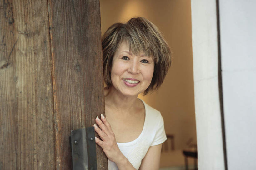 东方人,一个人,站,笑,微笑,露齿笑,横图,室内,白天,正面,T恤衫,门,亚洲,仅一个女性,仅一个人,阴影,光线,影子,灯光,棕色,T恤,注视,黄种人,门框,观察,看,站着,仅一个中年女性,观看,察看,关注,女人,女性,中年女性,亚洲人,站立,半身,彩图,短发