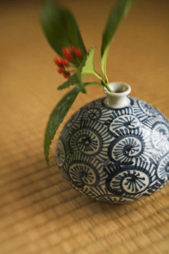 无人,竖图,俯视,室内,特写,白天,植物,花瓶,叶子,日本文化,绿叶,榻榻米,玻璃制品,三个,红色,玻璃瓶,瓶子,嫩叶,摄影,影棚,叶,叶片,彩图,高角度拍摄,影棚拍摄,拍摄,传统文化