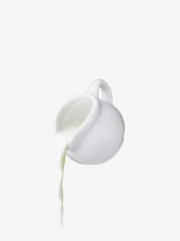 牛奶,无人,竖图,室内,特写,白天,白色背景,正面,倒,壶,陶瓷,陶瓷制品,饮品,营养,水壶,饮料,一个,茶壶,摄影,影棚,单个,乳制品,奶,安神,彩图,影棚拍摄,拍摄