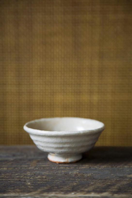 无人,竖图,室内,特写,白天,正面,桌面,桌子,静物,杯子,阴影,反射,影子,陶瓷,墙,陶瓷制品,一杯,墙壁,墙面,水杯,摄影,影棚,茶杯,彩图,影棚拍摄,拍摄