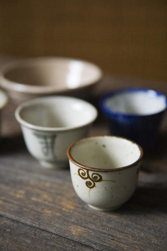 无人,竖图,俯视,室内,特写,白天,桌面,桌子,静物,杯子,许多,阴影,朦胧,模糊,散落,反射,影子,陶瓷,陶瓷制品,水杯,摄影,影棚,茶杯,彩图,高角度拍摄,影棚拍摄,拍摄