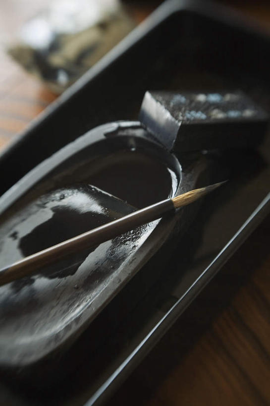 无人,竖图,室内,特写,白天,正面,桌子,静物,朦胧,模糊,笔,毛笔,砚台,办公用品,书桌,文具,课桌,学习用品,摄影,影棚,墨,文具用品,文房四宝,彩图,影棚拍摄,拍摄