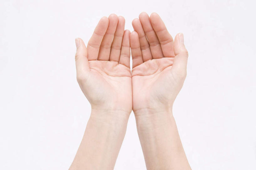 东方人,手,一个人,站,捧,横图,俯视,室内,特写,白天,白色背景,亚洲,双手,仅一个年轻女性,仅一个女性,仅一个人,黄种人,站着,手部,摄影,影棚,年轻女性,女人,女性,亚洲人,端,端着,捧着,手捧,站立,半身,彩图,高角度拍摄,影棚拍摄,拍摄