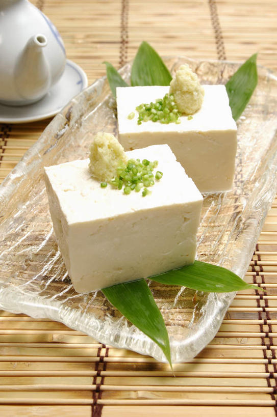 豆腐,无人,竖图,俯视,室内,特写,白天,烹饪,桌面,桌子,蔬菜,两块,新鲜,葱,青葱,日本料理,料理,食品,菜肴,美食,食物,日式料理,日式,摄影,佳肴,有机食品,绿色食品,影棚,草席,豆制品,彩图,高角度拍摄,影棚拍摄,拍摄