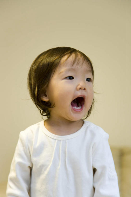 东方人,儿童,头发,一个人,站,笑,微笑,露齿笑,竖图,室内,白天,正面,纯洁,亚洲,仅一个女性,仅一个人,服装,墙,扭头,注视,休闲装,黄种人,墙壁,墙面,小孩,衣服,白色,黑色,观察,看,站着,张嘴,转头,仅一个小孩,休闲,休闲服,可爱,童年,童趣,服饰,观看,察看,喊叫,呼喊,关注,张大嘴巴,童真,烂漫,无邪,天真,女孩,女人,女性,亚洲人,孩子,张开嘴,站立,半身,彩图,女生