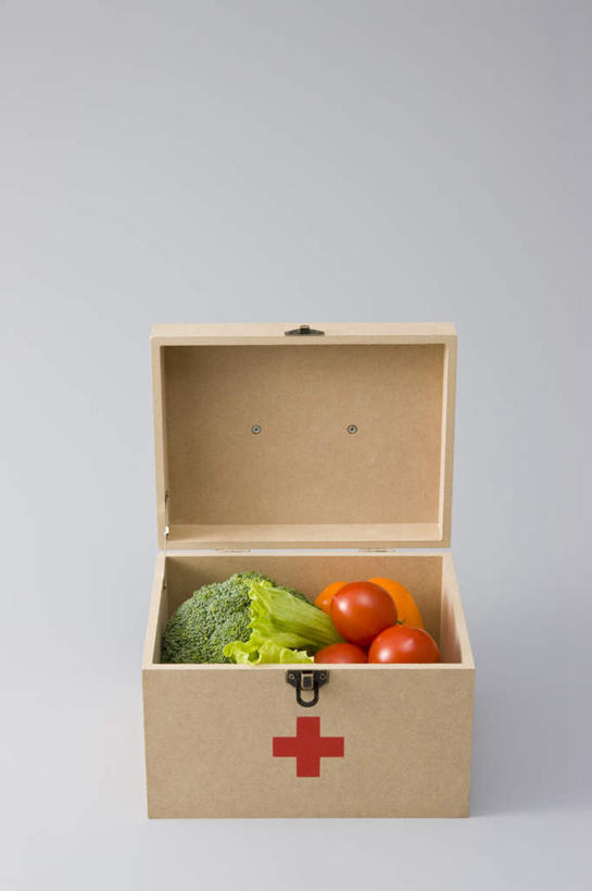 无人,竖图,室内,特写,白天,白色背景,正面,指示牌,蔬菜,西红柿,静物,一堆,许多,堆叠,堆积,新鲜,木制,标志,文字,花菜,花椰菜,西兰花,食品,标识,食物,一个,红色,绿色,木制品,摄影,有机食品,绿色食品,影棚,单个,堆,急救箱,高雅,药箱,淡泊,花中君子,番茄,彩图,影棚拍摄,拍摄