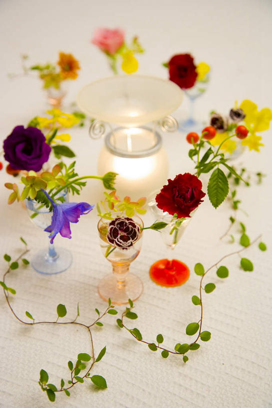 无人,竖图,俯视,室内,白天,智慧,热情,康乃馨,蜡烛,艺术,盛开,火焰,烛光,褐色,燃烧,祝福,花蕾,文化,花,花瓣,花朵,鲜花,黄色,红色,紫色,插花,花苞,花蕊,点燃,母爱,清纯,插花艺术,创造,亲情,创作,想象,萝小花,思念,宽容,热恋,真挚,翠雀,荷兰石竹,热心,大花飞燕草,飞燕草,麝香石竹,石竹,香石竹,彩图,高角度拍摄,魅力