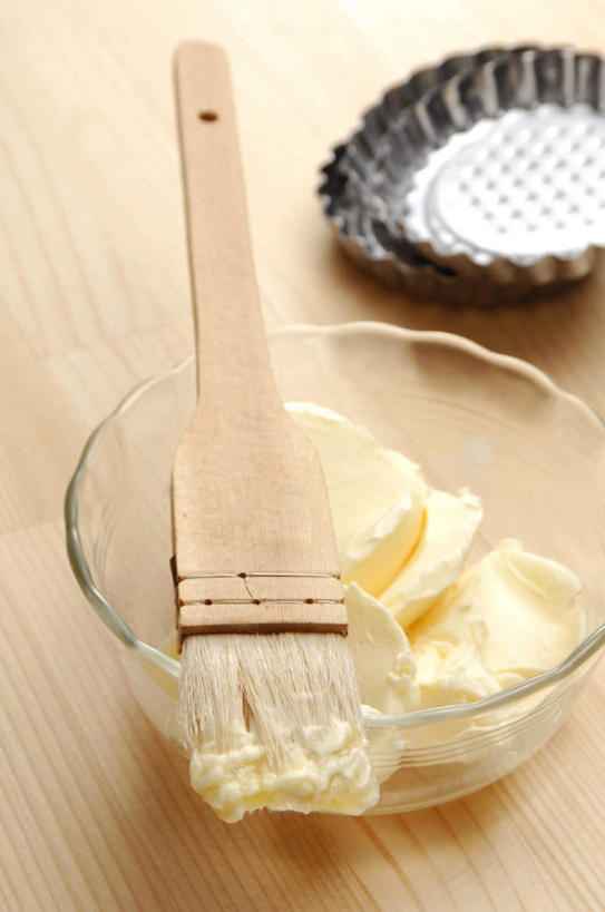 无人,竖图,俯视,室内,白天,桌面,餐具,玻璃,一把,一堆,阴影,堆叠,堆积,反射,碟子,烤盘,盘,影子,黄油,玻璃制品,三个,黄色,盘子,容器,刷子,碟,碗,储藏,堆,储存,彩图,高角度拍摄,贮存