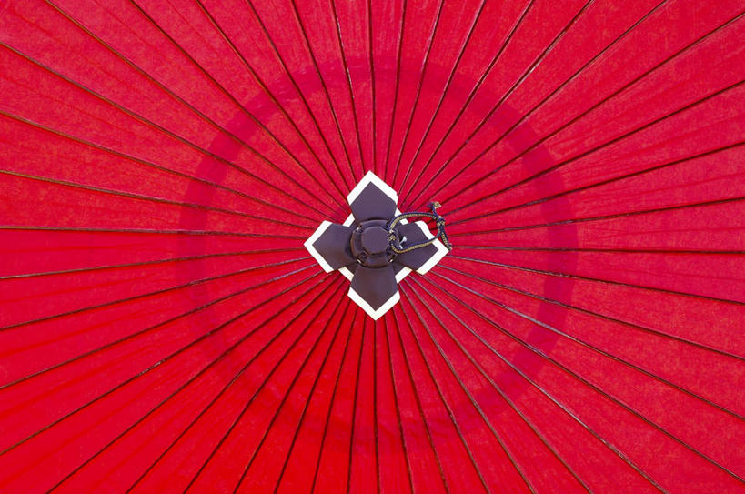 无人,横图,俯视,室内,白天,幸福,一把,阴影,条纹,围绕,光线,纹路,伞,影子,雨伞,纸伞,古典,油纸伞,旋转,文化,排列,红色,阳光,纪念,吉祥,队列,古朴,平安,彩图,高角度拍摄