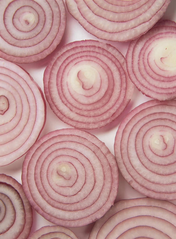 无人,竖图,俯视,室内,白天,蔬菜,洋葱,许多,切开,阴影,条纹,新鲜,围绕,光线,纹路,影子,圆圈,食品,旋转,食物,排列,白色,阳光,切,摄影,有机食品,绿色食品,影棚,队列,剖面,切面,圆葱,洋葱头,球葱,彩图,高角度拍摄,影棚拍摄,拍摄