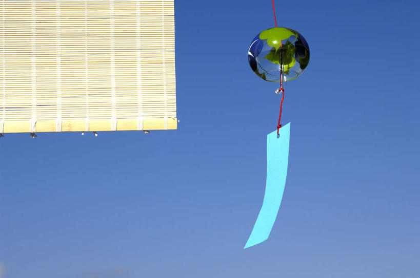 无人,横图,室外,白天,正面,旅游,度假,幸福,运气,风铃,悬挂,阴影,光线,影子,竹帘,娱乐,一个,蓝色,蓝天,天空,阳光,帘子,天,祈祷,祈福,享受,休闲,放松,警示,许愿,晴朗,单个,祈求,吉祥,平和,问候,警惕,万里无云,思念,想念,玉振,幸运,占风铎,晴空,晴空万里,彩图