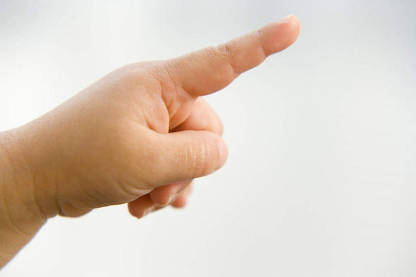 东方人,婴儿,儿童,手,一个人,横图,室外,特写,白天,正面,纯洁,亚洲,仅一个人,指,阴影,朦胧,模糊,光线,影子,黄种人,方向,小孩,阳光,手势,手部,可爱,活泼,单手,指向,食指,宝宝,纯真,烂漫,无邪,伶俐,天真,亚洲人,孩子,半身,彩图