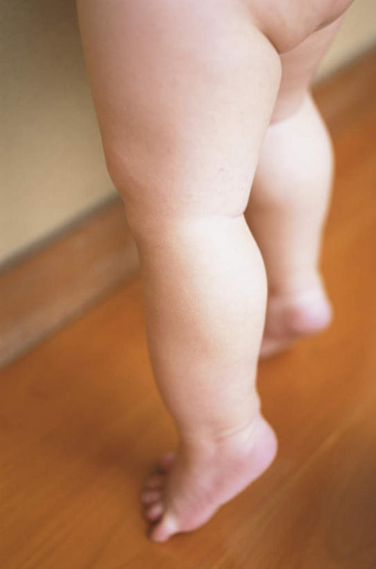 东方人,婴儿,儿童,腿部,脚,脚趾,脚趾甲,腿,一个人,站,竖图,俯视,室内,白天,纯洁,地板,亚洲,仅一个人,阴影,光线,影子,墙,地面,黄种人,踩,裸露,木地板,墙壁,墙面,小孩,阳光,踩着,站着,可爱,活泼,赤裸,踮脚,宝宝,裸,纯真,烂漫,无邪,伶俐,天真,亚洲人,孩子,脚指甲,站立,半身,彩图,高角度拍摄