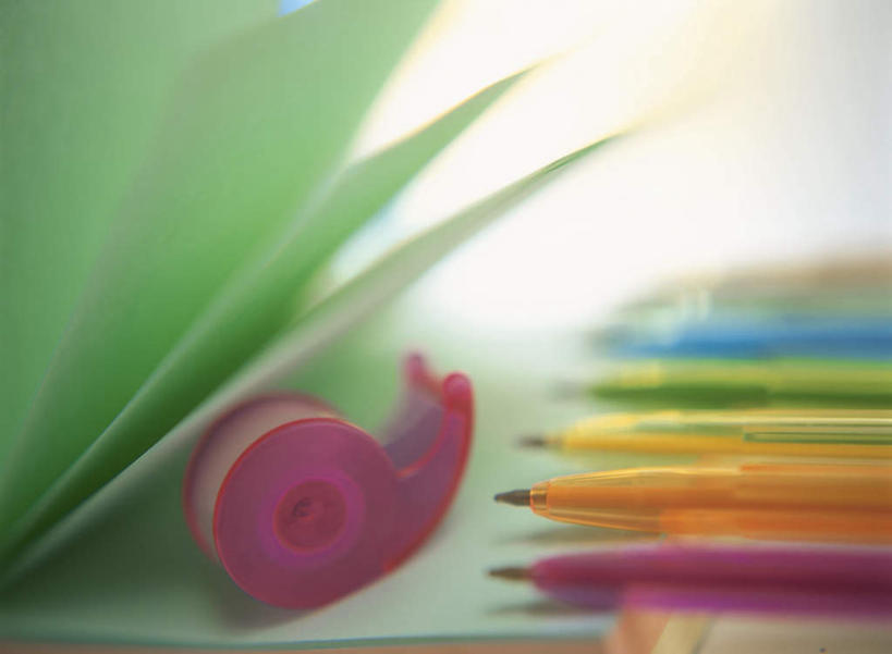 无人,横图,室内,特写,白天,正面,桌面,一排,许多,阴影,朦胧,模糊,整齐,光线,笔,影子,纸,办公用品,文具,排列,黄色,红色,蓝色,绿色,紫色,阳光,铅笔,学习用品,文具用品,卷笔刀,队列,削笔刀,削笔机,彩图