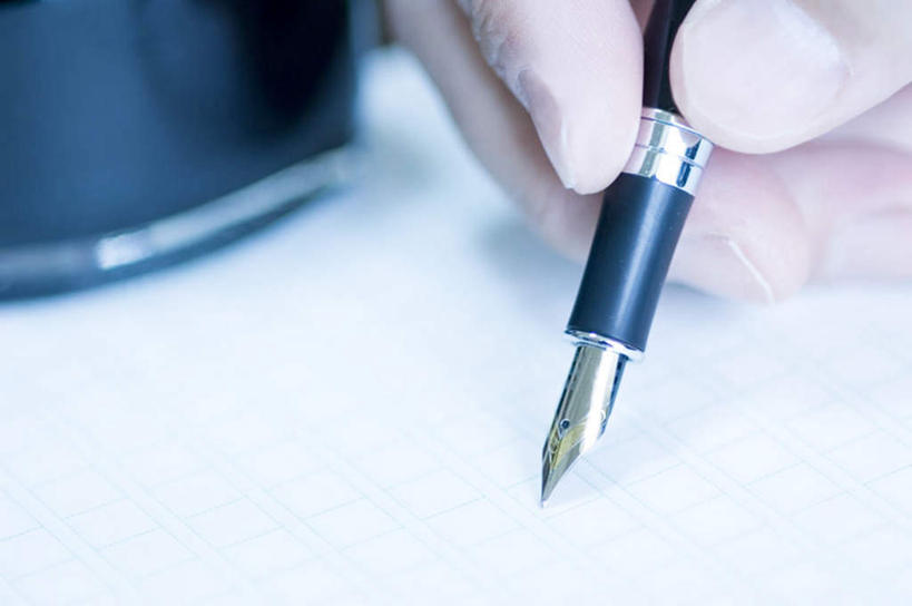 手,摸,横图,俯视,室内,白天,桌面,一张,抚摸,握,写,阴影,光线,笔,影子,纸,办公用品,钢笔,拿,拿着,文具,白色,阳光,学习用品,记录,手部,握着,文具用品,一支,触摸,接触,半身,彩图,高角度拍摄