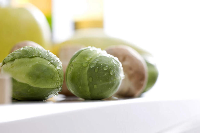 无人,横图,室内,白天,正面,水,桌面,蔬菜,土豆,阴影,朦胧,模糊,新鲜,光线,包裹,液体,影子,灶台,水滴,莴苣,莴笋,食品,藕,水珠,食物,阳光,露珠,有机食品,绿色食品,香笋,馍馍蛋,千金菜,莲藕,洋芋,山药蛋,马铃薯,彩图