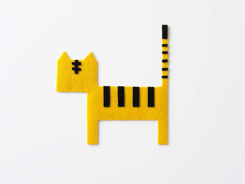 无人,站,横图,俯视,室内,特写,白天,白色背景,野生动物,玩具,一排,阴影,条纹,整齐,反射,影子,扭头,排列,一只,黄色,黑色,动物,站着,转头,摄影,影棚,队列,凶猛,残暴,凶残,老虎,站立,彩图,高角度拍摄,影棚拍摄,拍摄