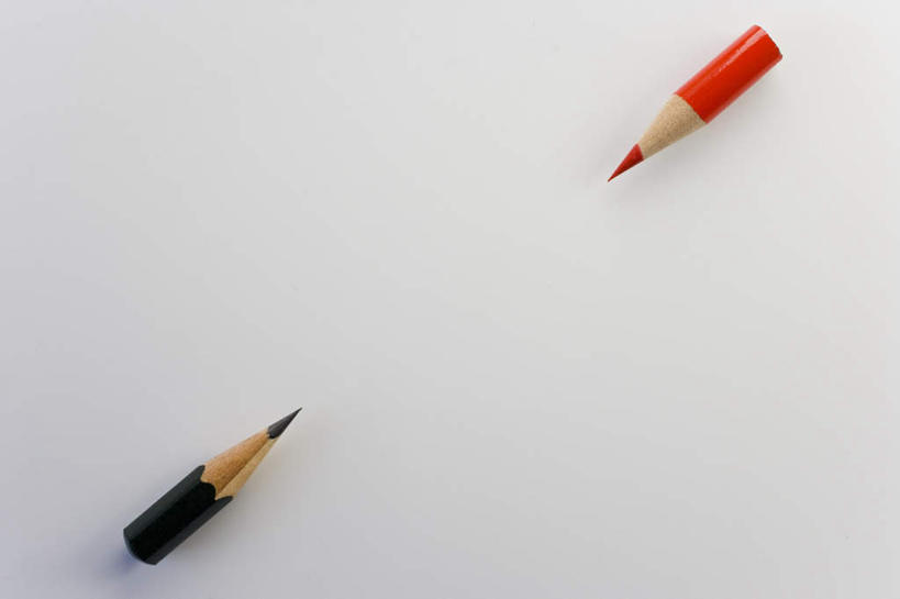 无人,横图,俯视,室内,特写,白天,桌面,阴影,灰色背景,反射,笔,影子,办公用品,文具,红色,黑色,铅笔,学习用品,面对面,摄影,影棚,文具用品,两支,锋利,尖锐,相对,尖利,犀利,彩图,高角度拍摄,影棚拍摄,拍摄