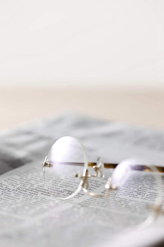 无人,竖图,俯视,室内,特写,白天,桌面,静物,报纸,一副,一张,阴影,朦胧,模糊,光线,信息,眼镜,影子,阳光,新闻,近视眼镜,彩图,高角度拍摄,报刊