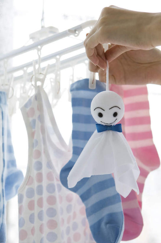 东方人,手,一个人,摸,竖图,室内,特写,白天,正面,窗户,落地窗,亚洲,仅一个年轻女性,仅一个女性,仅一个人,抚摸,握,悬挂,阴影,条纹,节日,光线,背心,影子,塑料,墙,拿,两双,拿着,黄种人,文化,袜子,玻璃窗,墙壁,墙面,衣服,红色,蓝色,阳光,夹子,塑料制品,祈祷,健康,手部,握着,许愿,宗教,信仰,纪念,祈求,晴天娃娃,衣夹,放晴娘,晴天和尚,扫晴娘,扫天婆,平安,年轻女性,女人,女性,亚洲人,触摸,接触,半身,彩图