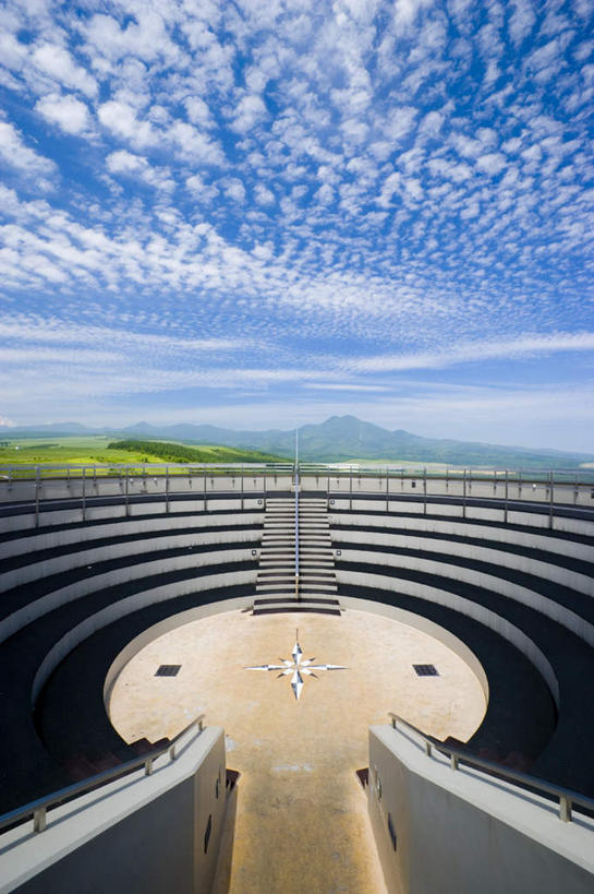 无人,竖图,俯视,室外,白天,旅游,度假,北海道,日本,亚洲,圆形,云,云朵,云彩,娱乐,蓝色,白云,蓝天,天空,天,享受,休闲,放松,晴朗,东亚,日本国,北海道地方,北海道岛,晴空,彩图,高角度拍摄,剧场