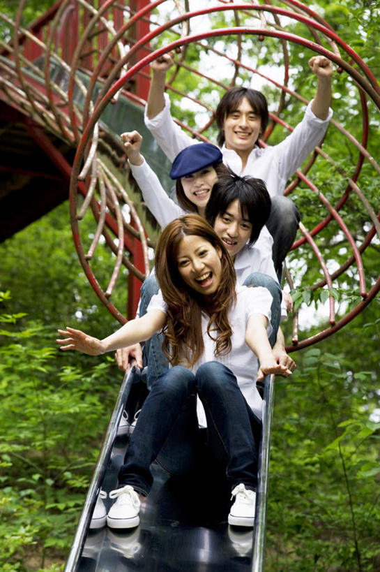 东方人,四个人,伙伴,朋友,举,笑,微笑,露齿笑,竖图,室外,白天,正面,游戏,友谊,植物,帽子,玩具,金属制品,亚洲,戴,服装,金属,玩,休闲装,黄种人,娱乐,运动器械,运动帽,树,树木,衣服,绿色,自然,托,休闲,休闲服,滑滑梯,鸭舌帽,滑梯,益智,服饰,生长,成长,活动,戴着,发泄,消遣,智力,宣泄,友情,男人,男性,年轻男性,年轻女性,女人,女性,亚洲人,举起,举手,举着,玩耍,嬉戏,向上举,向上伸,向上托,彩图,全身