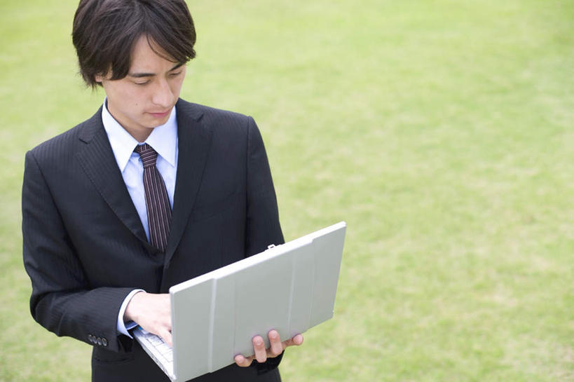 东方人,一个人,商务人士,商务男性,站,捧,横图,俯视,室外,白天,衬衫,电脑,笔记本电脑,草地,草坪,植物,亚洲,仅一个男性,仅一个人,敲打,套装,网络,注视,黄种人,输入,通讯设备,草,仅一个年轻男性,绿色,打字,观察,看,站着,观看,点击,敲击,察看,无线,关注,通信设备,商务装,无线网络,无线上网,便携式电脑,工薪阶层,按键,手提电脑,男人,男性,年轻男性,亚洲人,白领,上班族,端,端着,捧着,手捧,站立,半身,彩图,高角度拍摄,衬衣