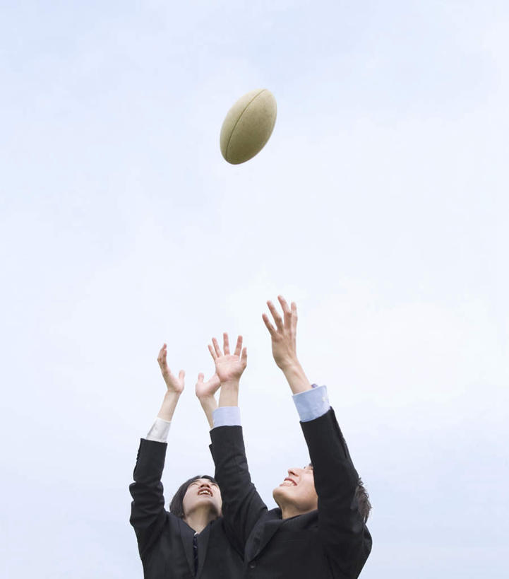 东方人,两个人,同事,商务人士,商务男性,商务女性,投,举,竖图,室外,白天,仰视,衬衫,锻炼,成功,运动,合作,团队,集体,信心,竞争,橄榄球,亚洲,套装,速度,黄种人,运动器械,队伍,一个,蓝色,白色,蓝天,天空,天,托,健身器械,力量,平衡,晴朗,单个,协调,领导,成就,商务装,健身器材,灵敏,合伙,领袖,工薪阶层,柔韧,万里无云,美式橄榄球,耐力,体育,美式足球,男人,男性,年轻男性,年轻女性,女人,女性,亚洲人,白领,上班族,晴空,晴空万里,举起,举手,举着,抛,扔,抬头,向上举,向上伸,向上托,仰头,掷,半身,彩图,低角度拍摄,衬衣,健身,运动器材