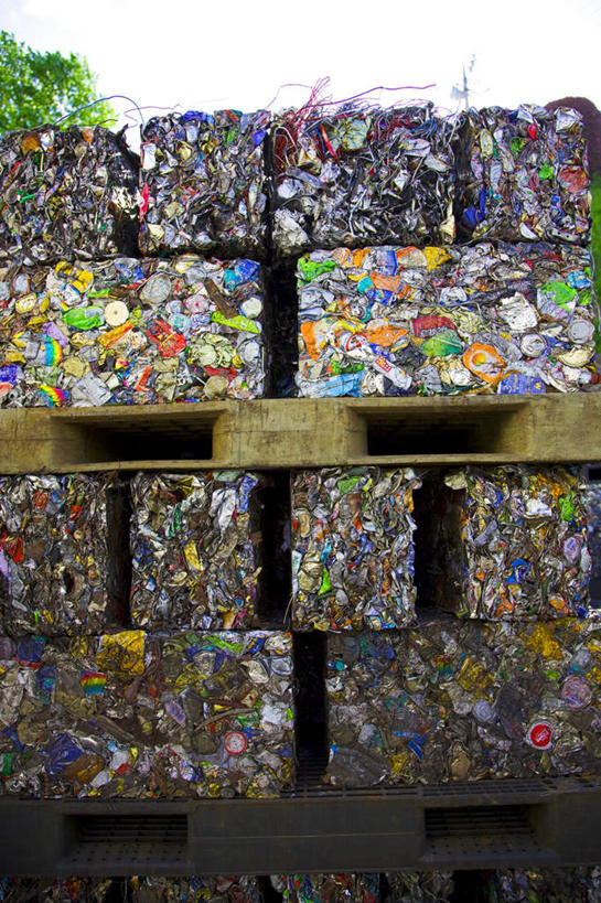 无人,竖图,室外,白天,正面,植物,金属制品,一排,许多,整齐,金属,垃圾,破坏,破损,树,树木,排列,蓝色,绿色,蓝天,天空,自然,天,生长,晴朗,成长,堆,损坏,队列,碾压,万里无云,晴空,晴空万里,彩图